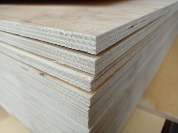 建筑用的一堆胶合板图片下载