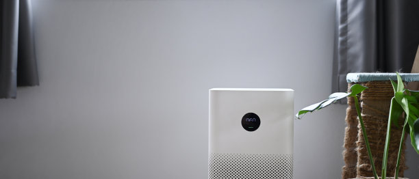 客厅白色空气净化器，清新空气，健康生活。副本的空间。图片下载