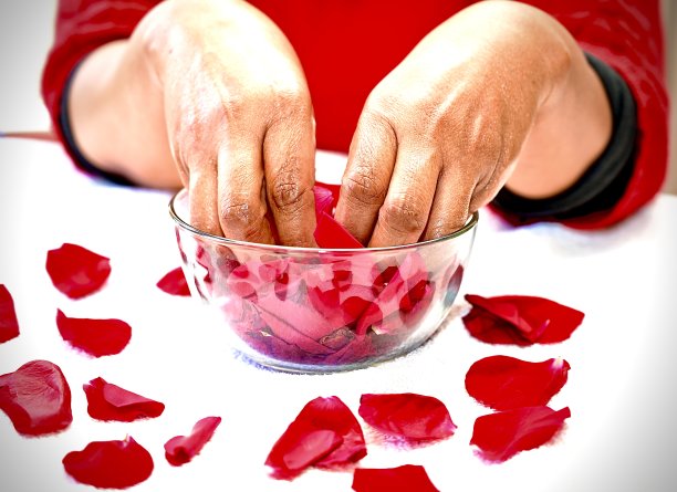 手指插在玫瑰碗里图片下载