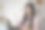 微笑的年轻女设计师坐在她的办公桌前的平板电脑和使用手机。图片下载
