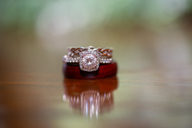 镶钻白金结婚戒指与樱桃木纹理男士婚戒图片下载