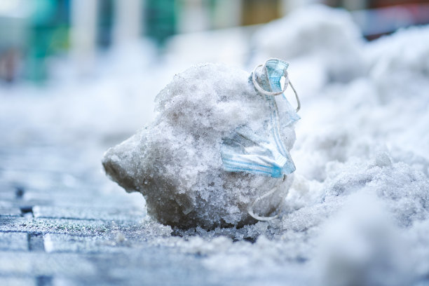 医用口罩在雪堆里图片下载
