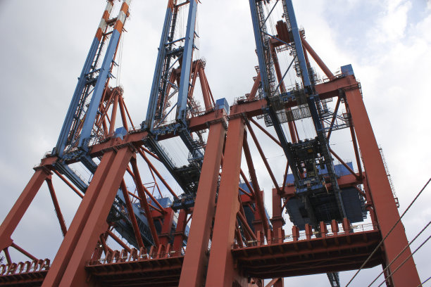 为全球物流提供汉堡港的港口货物货运集装箱运输起重机图片下载