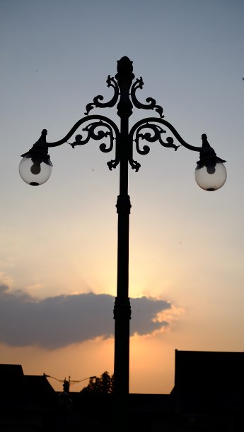 日落时的旧灯图片下载