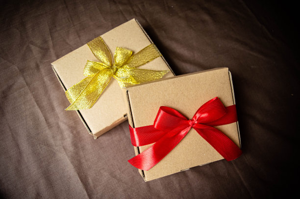 红黄丝带的礼品盒图片下载