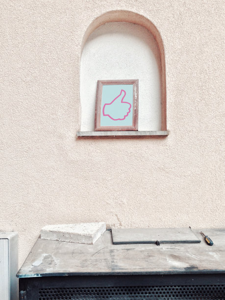 在街上竖起大拇指图片下载