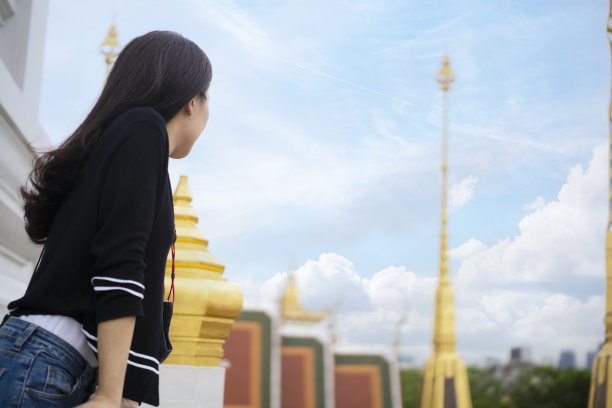 泰国旅游，曼谷，女性游客，亚洲旅游，和宏伟的佛教景点在金属Prasat寺庙旅游概念与亚洲女性混合图片下载