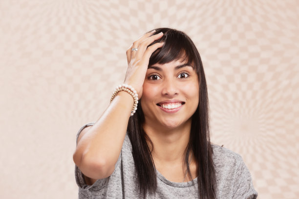 噢我的天!漂亮的年轻女子，眼睛睁得大大的，背景是格子迷幻图片下载