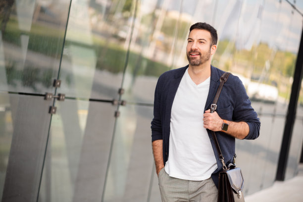 快乐的年轻商人走在上班的路上图片下载