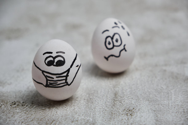 复活节彩蛋，画着有趣的脸，戴着面具图片下载