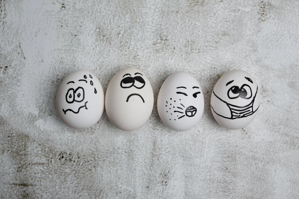 复活节彩蛋，画着有趣的脸，戴着面具图片下载