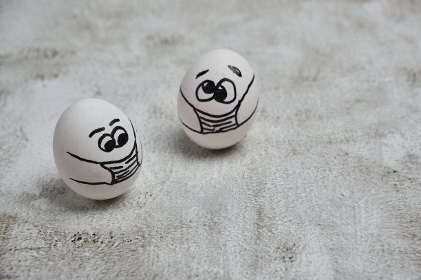 复活节彩蛋，画着有趣的脸，戴着面具图片下载