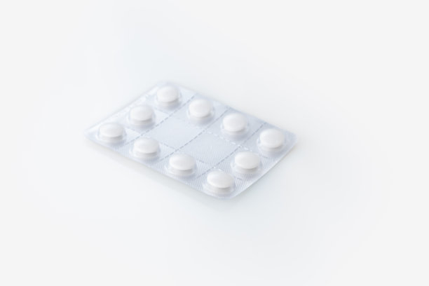 许多药丸在白色的背景。图片下载