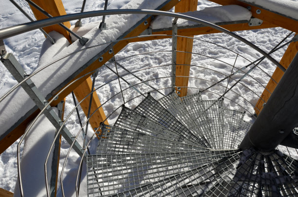 室外螺旋楼梯采用金属格栅。镀锌炉排是透明的，容易让人头晕。视图栏杆制成弯不锈钢管图片下载