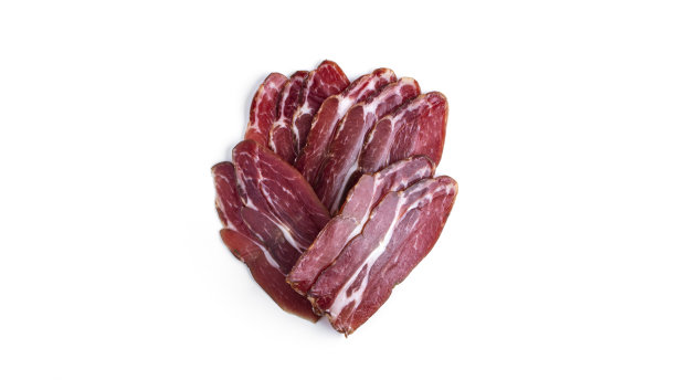 在白色背景上孤立的切片火腿图片下载