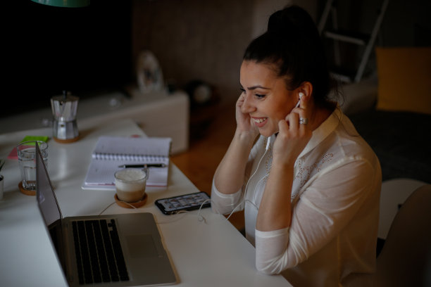 年轻的白人女性在繁忙的现代工作场所的肖像。库存图片图片下载