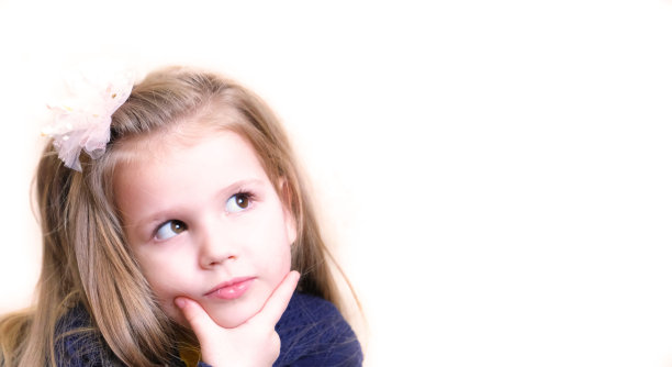 体贴的小女孩用手指触摸下巴思考或考虑图片下载