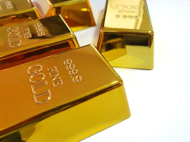 金条放在白色背景上。图片下载