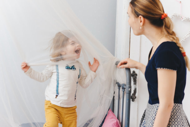 妈妈和她的小咆哮的儿子，这孩子太溺爱了。图片下载