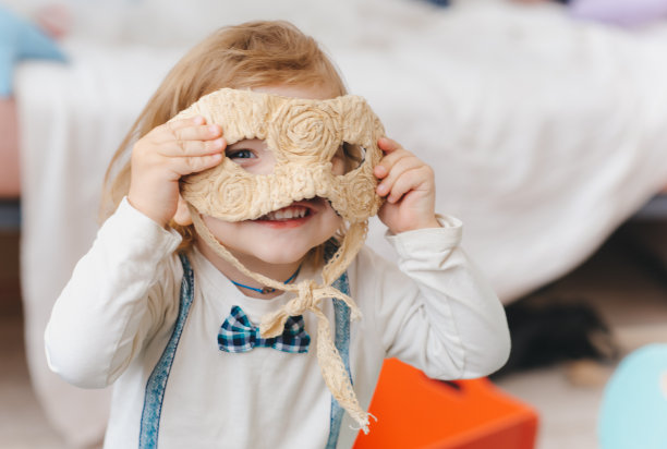 戴着眼罩的孩子。图片下载