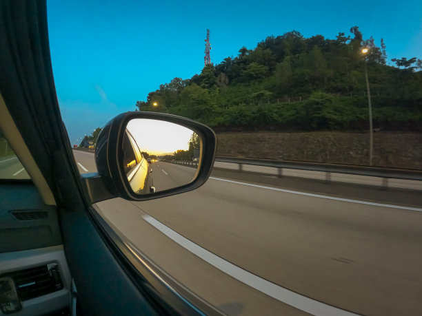 展示美丽日落的汽车后视镜图片下载