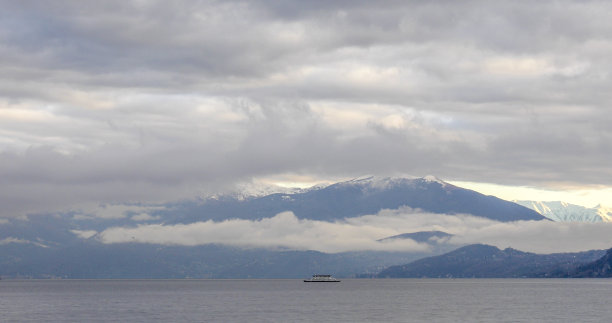 渡船在阴天穿过马焦雷湖图片下载