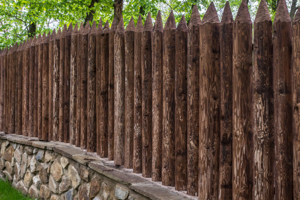 老式木栅栏的景色图片下载