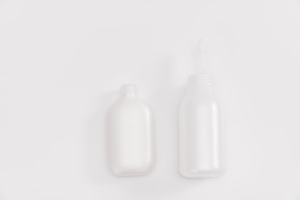 一个带颜料的管子和一个带自染头发用显影乳剂的瓶子图片下载