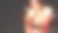 一个兴高采烈的年轻女子在户外手拿一个烟花。非洲女孩庆祝新年的细节。圣诞快乐的女人，拿着熊熊燃烧的烟火。图片下载