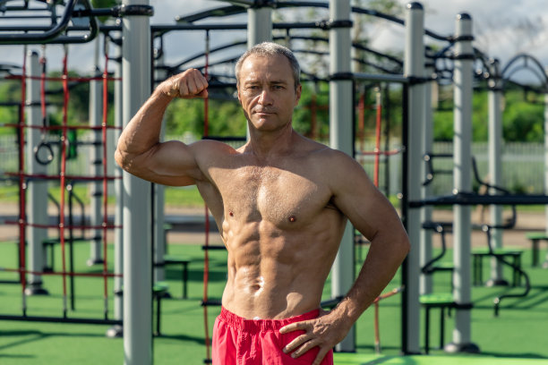 一个肌肉发达的成熟男子在户外健身场上图片下载