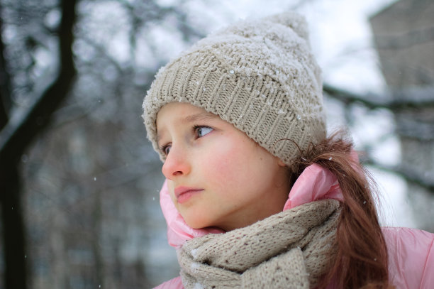 悲伤的孩子女孩在温暖的针织冬衣花时间在户外，并得到冻结。图片下载