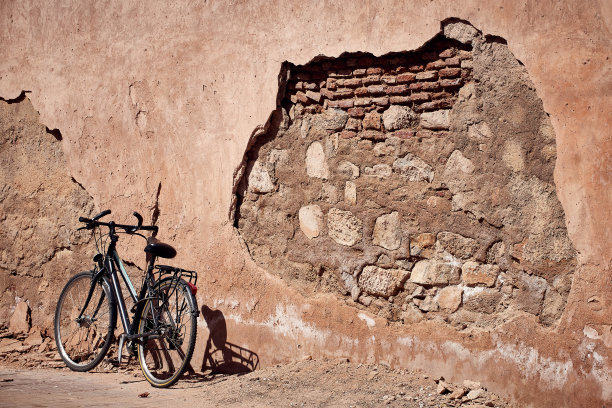旧自行车在破墙，德里图片下载