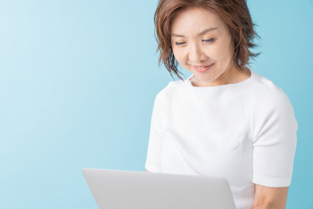 使用笔记本电脑的老年妇女图片下载