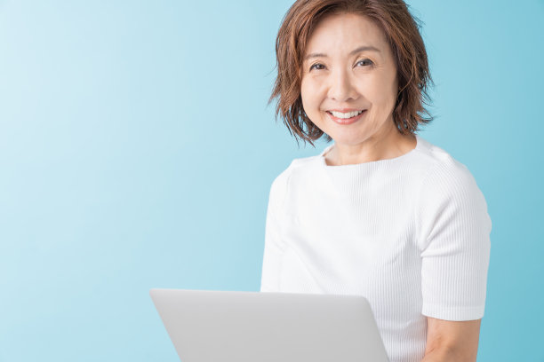 使用笔记本电脑的老年妇女图片下载