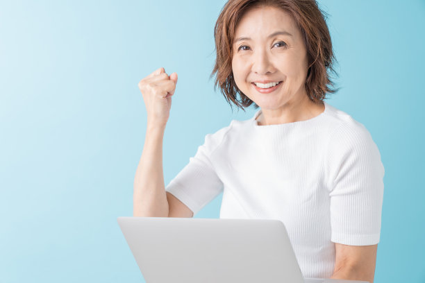 使用笔记本电脑的老年妇女图片下载