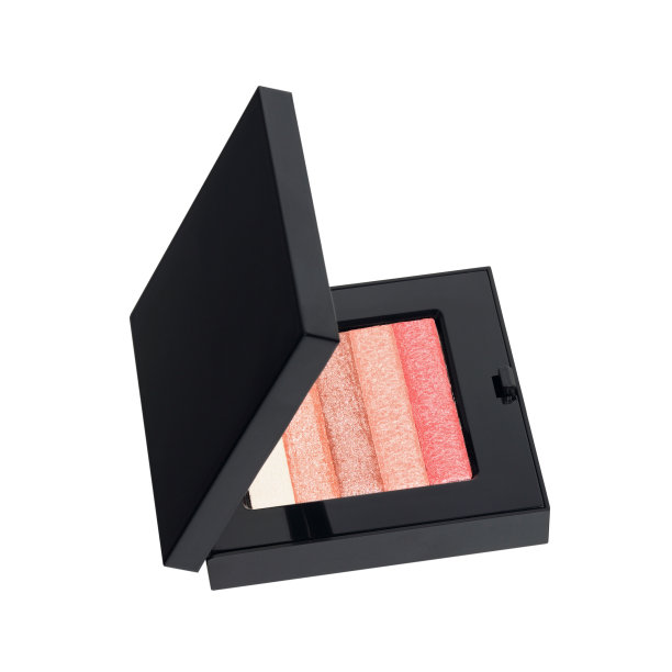 干红的腮红在方形的黑色棺材孤立在白色图片下载