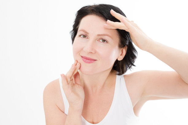 额头上有皱纹的女人脸。胶原蛋白和脸部注射的概念。更年期。裁剪图像。复制空间和模拟。整形手术图片下载