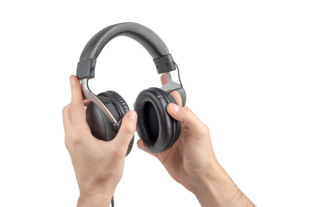 手持耳机在白色背景图片下载