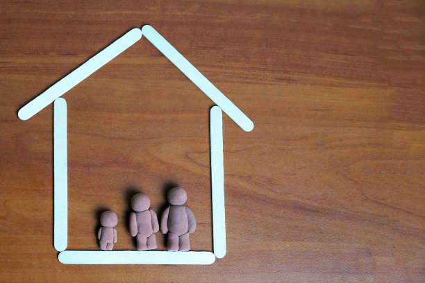 家中男女儿童雕像，家庭观念图片下载