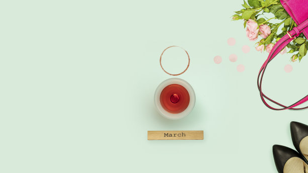 红酒杯和8号形状的玻璃污渍俯视图。图片下载