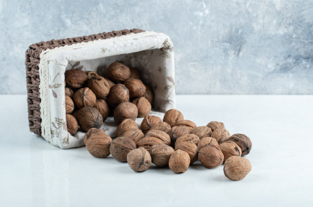 一篮子健康的生核桃图片下载