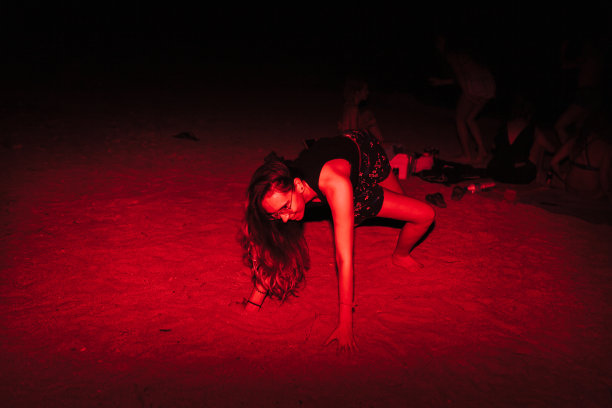 一群年轻女子在夜晚的湖边聚会上玩红灯图片下载