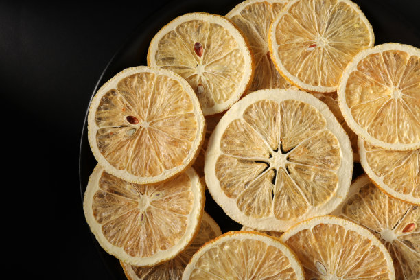 干柠檬片在一个黑色的盘子图片下载