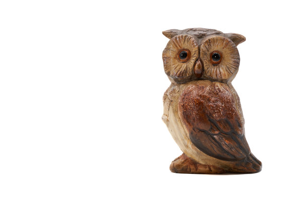泥制、彩绘、手工制作的蓝色猫头鹰。副本的空间。孤立在白色的。图片下载