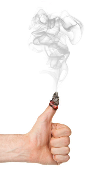 男人的手与燃烧的拇指向上，孤立在白色的背景图片下载