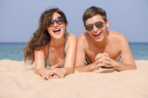幸福的年轻夫妇在热带海滩库存照片图片下载