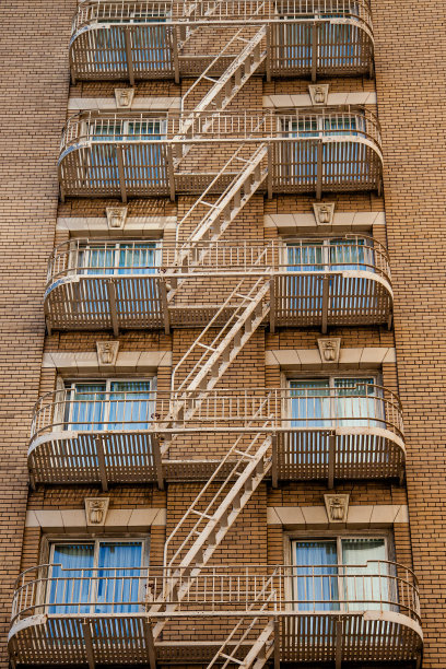 美国公寓楼的窗户，砖墙和防火梯图片下载
