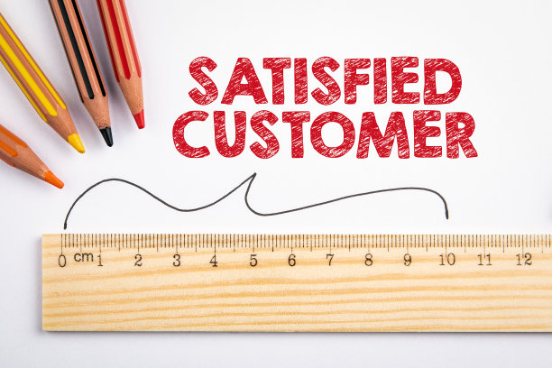 满意的客户。调查、统计和分析的概念。彩色铅笔和木尺图片下载