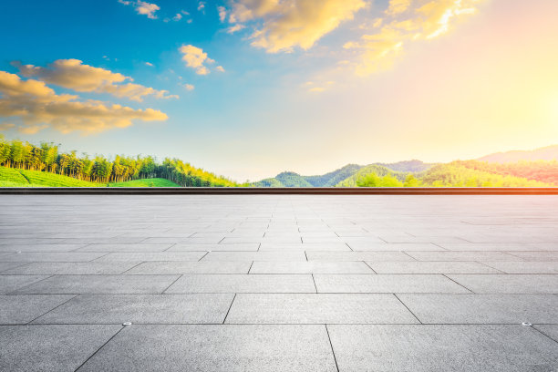 空旷的地板和绿茶种植园与竹林景观。图片下载