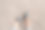 一个徒步旅行者或慢跑者拍下了他穿着短裤和跑鞋的脚，以沙子为背景图片下载